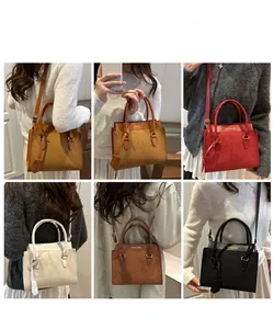 Vues multiples de divers sacs bandoulière colorés portés par un mannequin en grille
