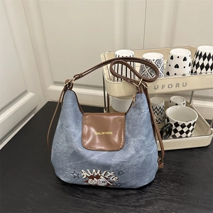 Borsa a tracolla retrò in denim con patta in pelle e ricamo a stella a cartone animato