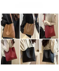 Vues multiples du grand sac fourre-tout en similicuir mat noir, marron et rouge
