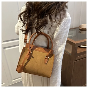 Détail du sac cabas en daim marron avec texte mode et bandoulière réglable pratique