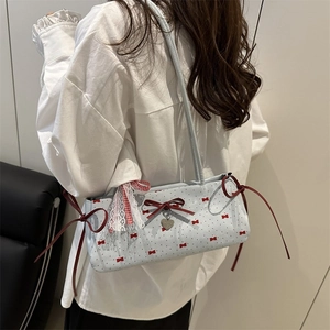 Sac sous le bras en seersucker bleu avec nœuds rouges et pendentif cœur argenté
