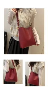 Détails du sac seau bordeaux en cuir avec bandoulière réglable et texture fine