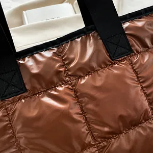 Détail du sac fourre-tout matelassé caramel avec coutures en croix sur les anses