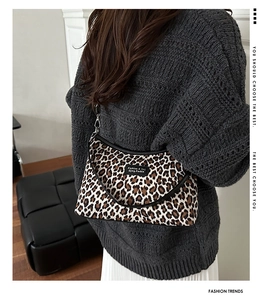 Detail der Vintage-Schultertasche mit Leopardenmuster, Lederbesatz und Modeschild