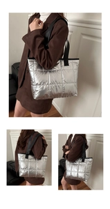 Détails du sac fourre-tout matelassé argenté avec une grande capacité et bandoulière noire