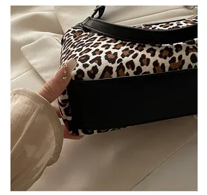 Detailansicht der Präzisionsnähte und Lederbesatz der Schultertasche mit Leopardenmuster