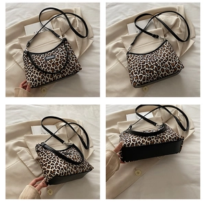 Detailansicht der Retro-Leopard-Handtasche mit schwarzem Lederboden und zwei Riemen