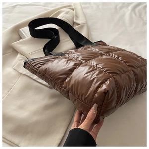 Détail du cabas matelassé marron foncé avec finition brillante et motifs carrés