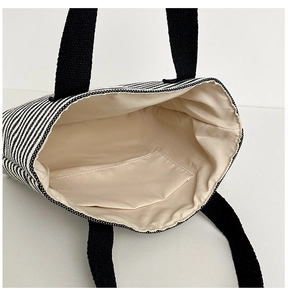 Nahaufnahme der Canvas-Tasche mit Streifenmuster und funktionalem Innenfach-Detail