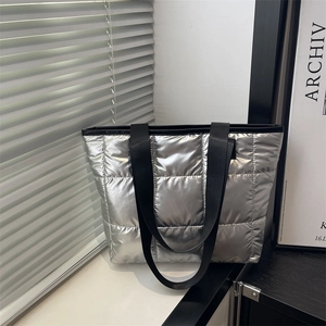 Sac fourre-tout matelassé argenté avec poignées noires tissées pour femmes