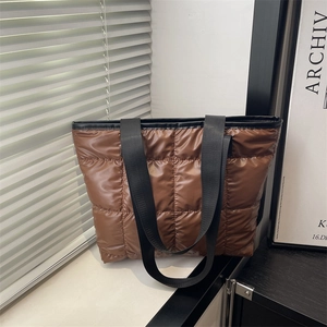 Grand sac cabas matelassé marron foncé en tissu brillant pour le quotidien des femmes