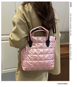 Détail du sac cabas matelassé rose montrant la texture et la taille portée sur modèle