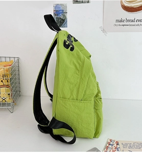 Vista laterale dettagliata dello zaino in nylon verde chiaro con stampa e tasca laterale