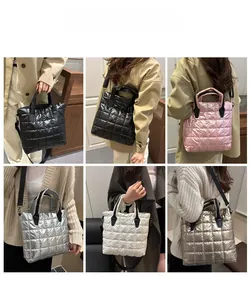 Détail de sacs cabas matelassés en cinq couleurs métallisées avec bandoulières amovibles