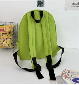 Dettaglio dello zaino in nylon verde con spallacci imbottiti regolabili e tasche laterali