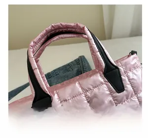 Détail de la poignée du sac cabas matelassé rose avec coutures renforcées et rembourrées