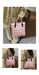 Vue détaillée du sac à main matelassé rose avec anses noires et boucles argentées