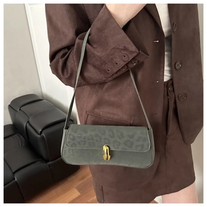 Petit sac carré à bandoulière chic vert olive avec imprimé léopard et fermoir doré