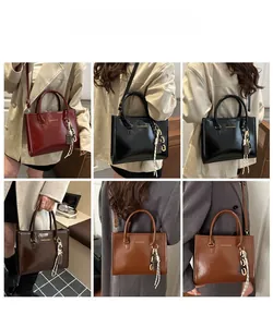 Sac cabas en cuir PU brillant avec lettrage tendance et breloque chocolat décorative