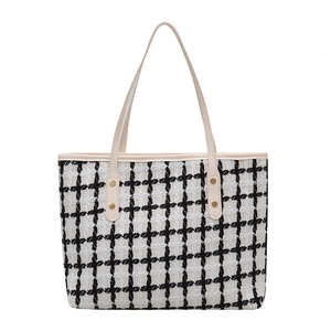 Μεγάλη τσάντα tote με ασπρόμαυρο μοτίβο houndstooth και δερμάτινες λαβές με καρφιά