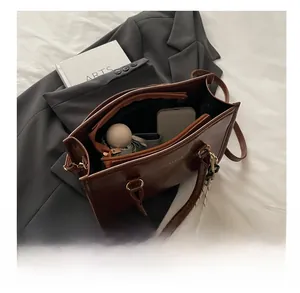 Vue intérieure du sac en cuir marron montrant sa grande capacité pour les objets