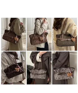 Detaillierte Ansichten der Totebag mit Leopardenmuster und braunen Lederriemen am Model