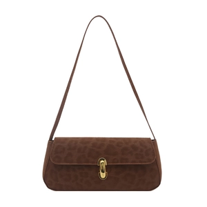 Sac bandoulière léopard marron avec boucle dorée et bandoulière élégante sous le bras