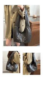 Détails du grand sac hobo gris avec motifs d'étoiles cloutées sur cuir synthétique mat