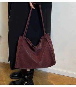 Bolso tote de ante rojo oscuro con textura de leopardo y correas finas para mujer