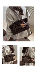 Detail van vintage luipaard tote tas met lederen riemen en pluche beer bedeltje