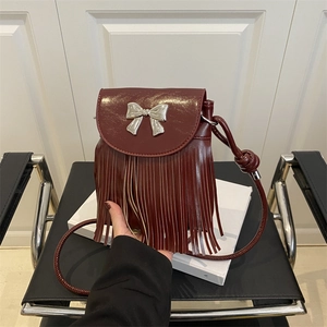 Sac à Épaule en Cuir PU pour Femmes Décoration Nœud Métallique Longs Glands Sac Bandoulière Petit Sac Carré Sac de Téléphone