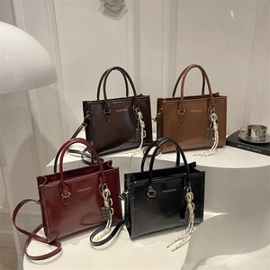 Sac Cabas Tendance pour Femme en Cuir PU Finition Brillante Sac à Épaule Avec Charme Chocolat Sac à Main Polyvalent