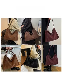 Vistas detalladas de bolsos tote vintage con estampado de leopardo en marrón, granate y negro