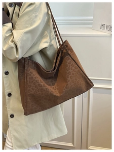 Bolso tote de ante con estampado de leopardo marrón combinado con una gabardina beige
