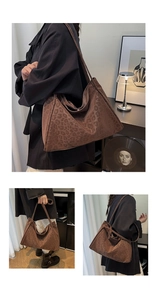 Detalle del bolso tote grande de ante con estampado de leopardo y correa para hombro