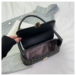 Vista dettagliata della fodera in seta marrone e dell'ampio interno di questa borsa in tweed