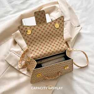Capaciteitsweergave van de beige retro crossbodytas met ruim interieur en magnetische sluiting