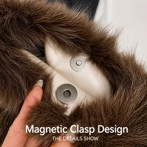 Detail van de magnetische sluiting op een zachte bruine pluche handtas van imitatiebont