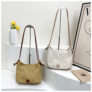 Détails de sacs à bandoulière minimalistes en forme de croissant avec nœuds décoratifs