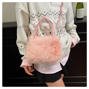 Dettaglio della borsa in ecopelliccia rosa con texture morbida e fibbia in metallo
