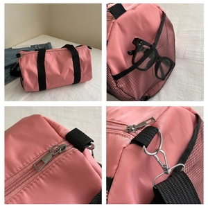 Dettaglio macro del tessuto in nylon rosa e cerniera argentata della borsa da fitness