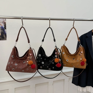Borsa Hobo in Finta Pelle Scamosciata Retro Donna Grande Capacità Borsa a Spalla con Occhielli e Ciondolo a Palla di Peluche