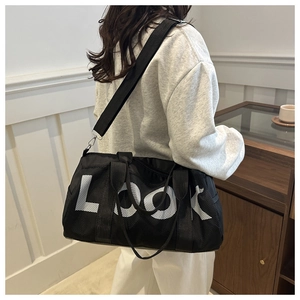 Dettaglio della borsa sportiva nera con stampa LOOK e tasca laterale a rete