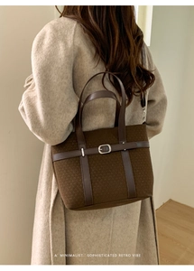 Détail de la texture en laine du sac cabas avec sangle cuir et boucle argentée