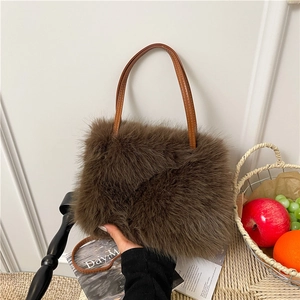 Braune Plüschhandtasche aus Kunstfell für Damen mit Schultergurt für Herbst und Wintermode