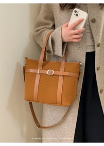 Détails du sac à bandoulière rétro en daim camel avec boucle argentée et ceinture