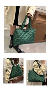 Vue détaillée du sac cabas matelassé vert foncé avec poche latérale et fini léger