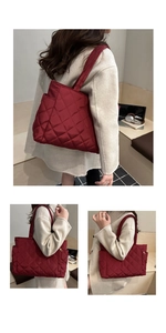 Détail du sac cabas matelassé rouge montrant la poche latérale et la texture