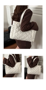 Détail d'un sac cabas blanc matelassé avec poches latérales et doubles bandoulières