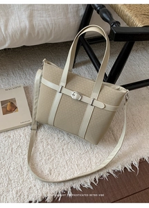 Gros plan du sac cabas beige crème avec détails de boucle et bandoulière amovible réglable